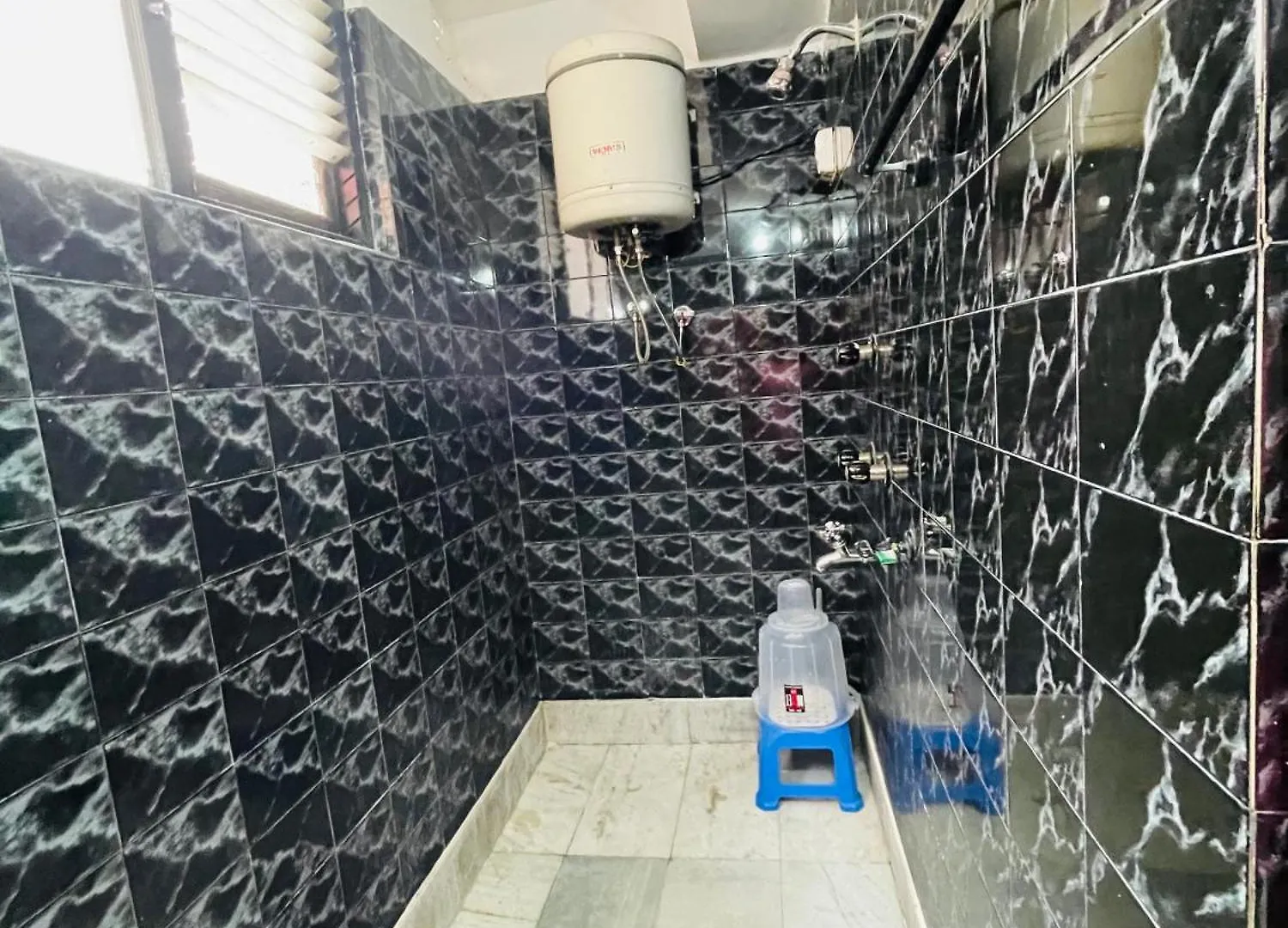 بيت ضيافة Hotel Zeal Home Stay - In House Parking - 5G Wifi- Near Taj Mahal آغْرا