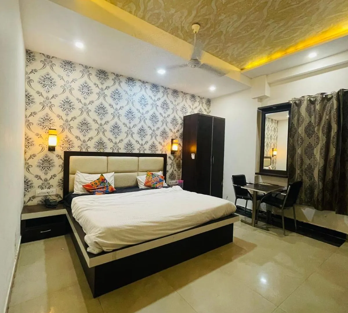 Hotel Zeal Home Stay - In House Parking - 5G Wifi- Near Taj Mahal آغْرا