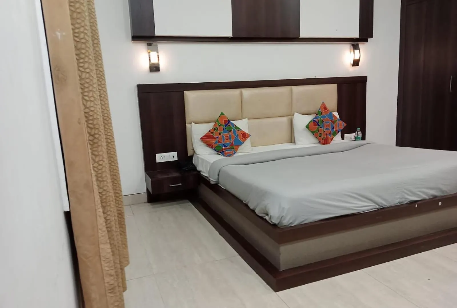 Hotel Zeal Home Stay - In House Parking - 5G Wifi- Near Taj Mahal آغْرا
