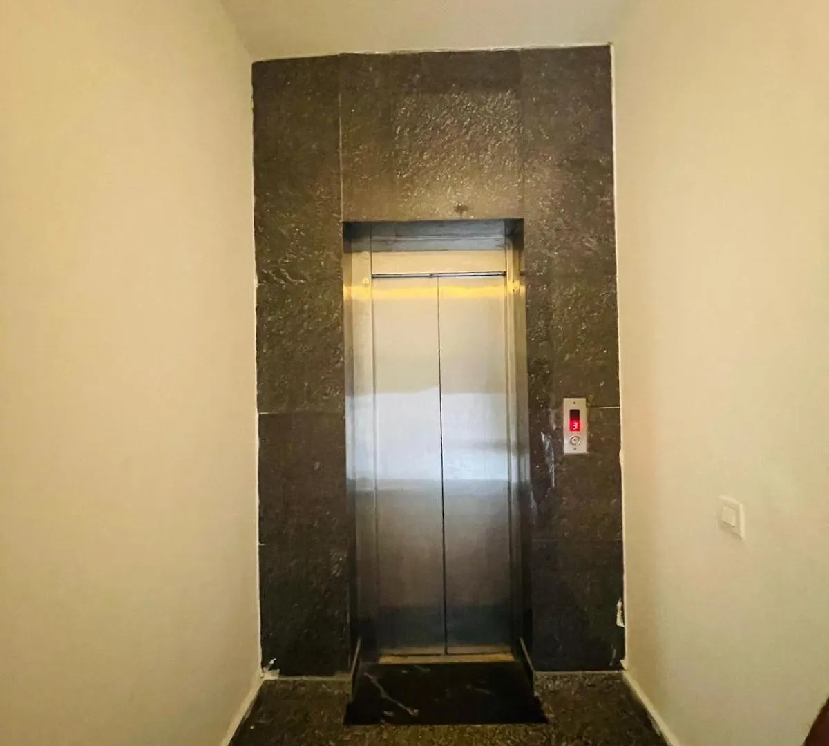 Hotel Zeal Home Stay - In House Parking - 5G Wifi- Near Taj Mahal آغْرا 0*,