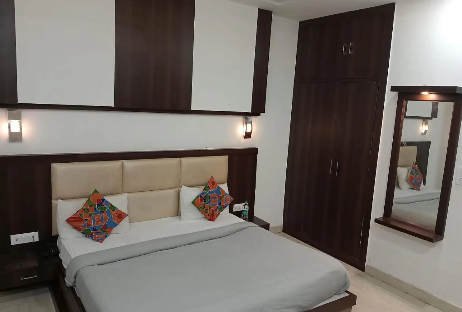 بيت ضيافة Hotel Zeal Home Stay - In House Parking - 5G Wifi- Near Taj Mahal آغْرا