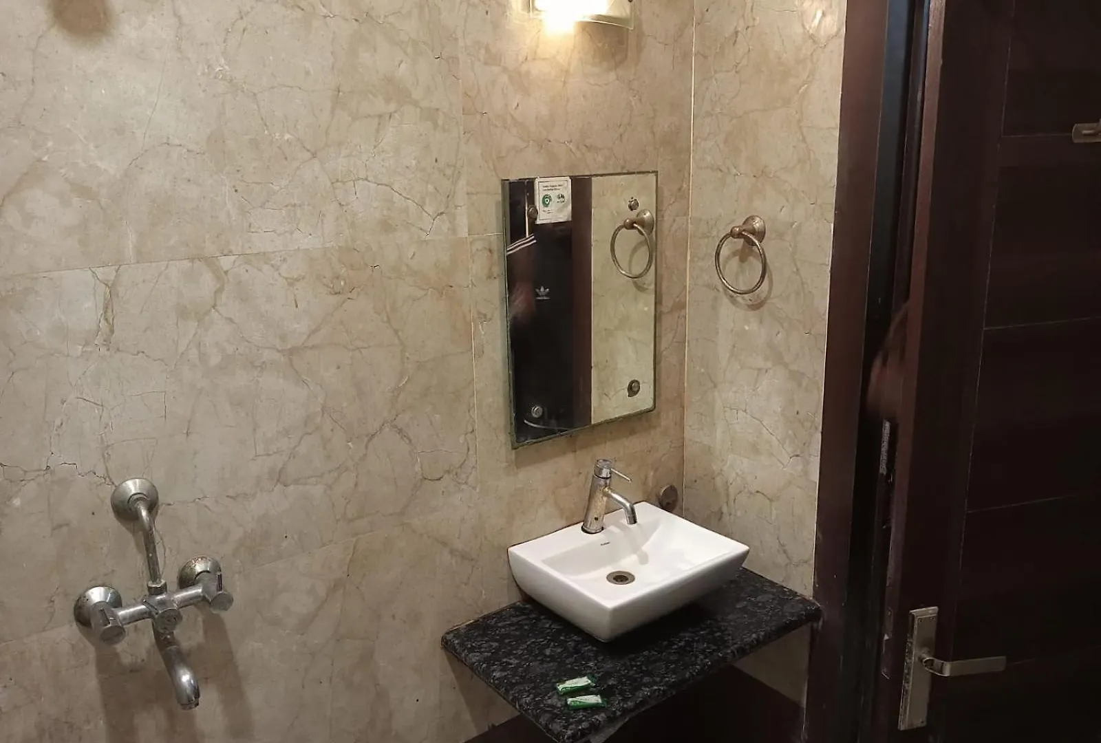 Gasthuis Hotel Zeal Home Stay - In House Parking - 5G Wifi- Near Taj Mahal Agra  India